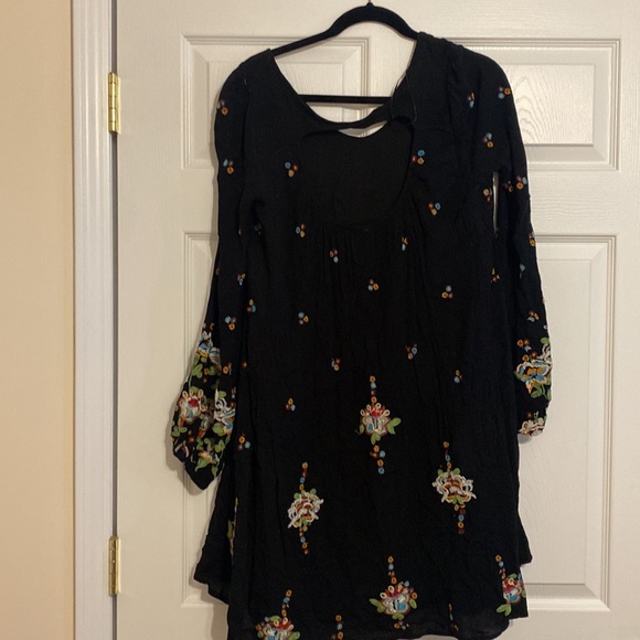 Free people black dress with embroidered flowers - Picture 2 of 2
